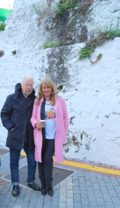 Javier Sadaba con la directora de Encuentros Amparo de la Gama 